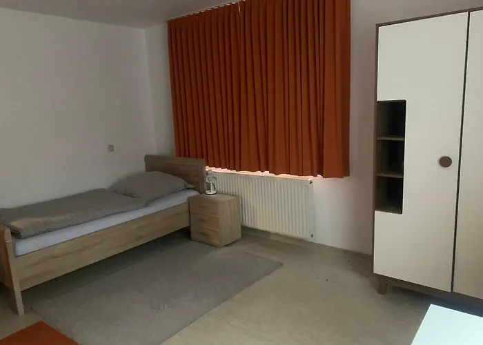 Monteure & Handwerker Einfach, Unkompliziert Und Preiswert In Quarto em Acomodações Particulares *